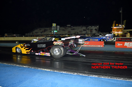 Justin Herbst - 'Executioner' (near lane) vs 
Bill Bernard - 'Grinder' (far lane)